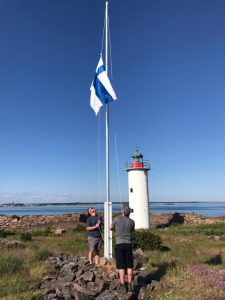 Suomenlippu nostettiin liehumaan juhannuksena.