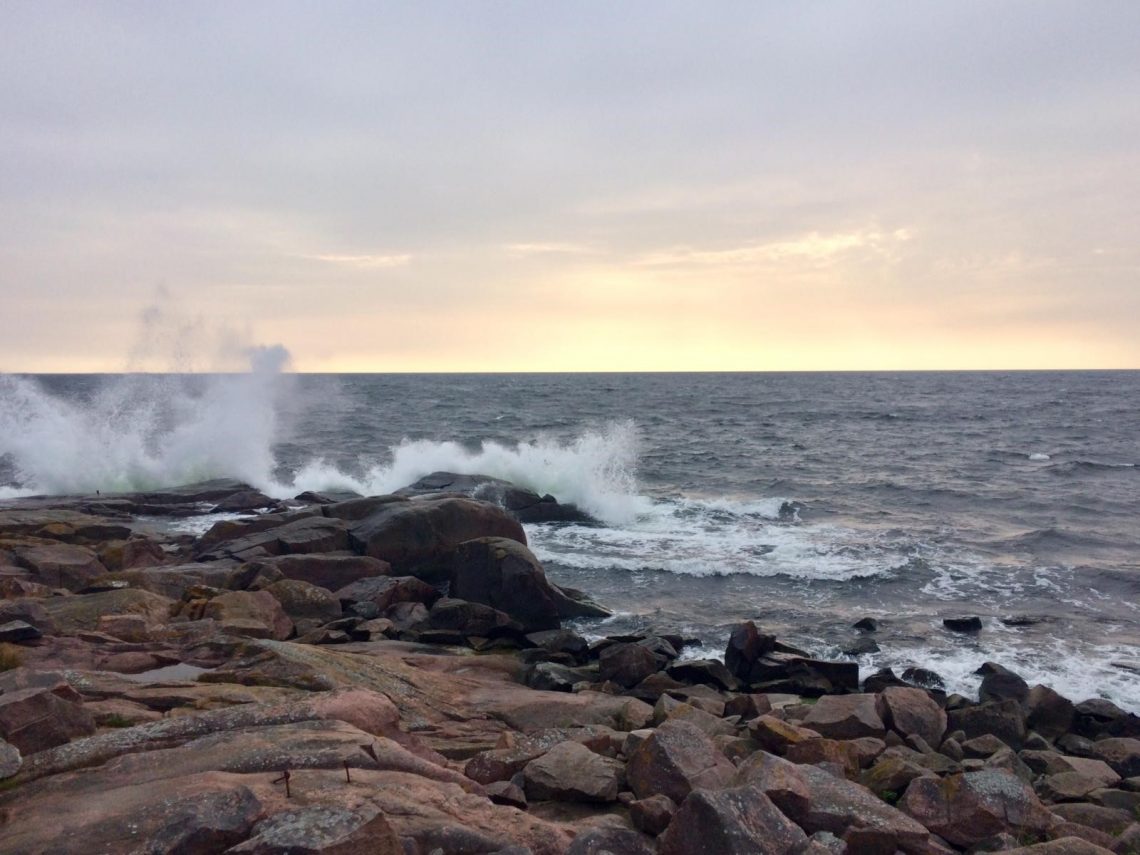 Aaltojen tyrskyjä auringon kajossa