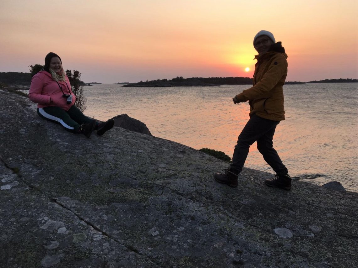 Salla ja Kirsi ihastelevat auringonlaskua