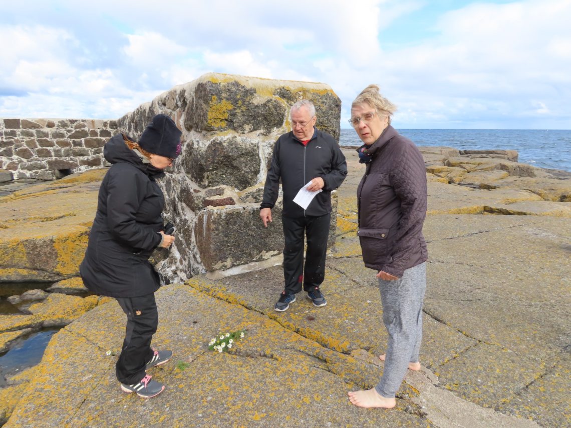 Mies ja kaksi naista keskustelevat