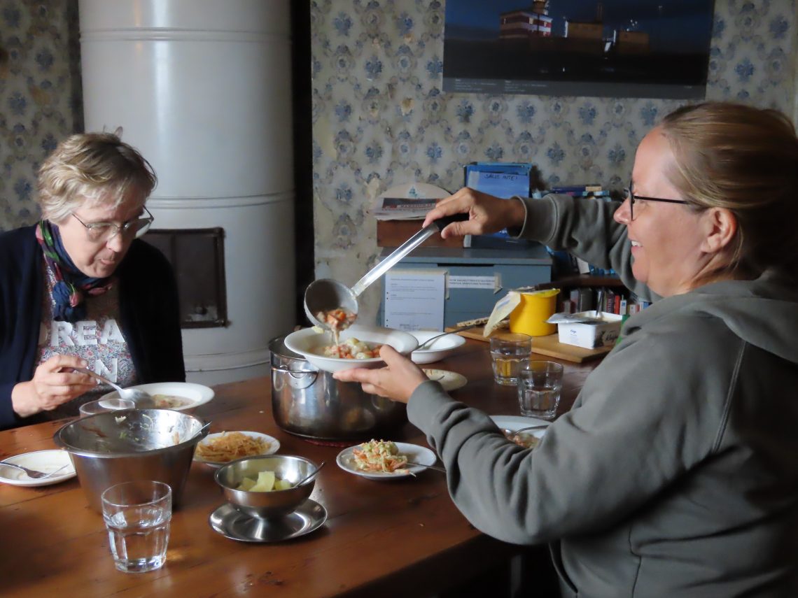 Nainen annostelee savuporokeittoa kattilasta