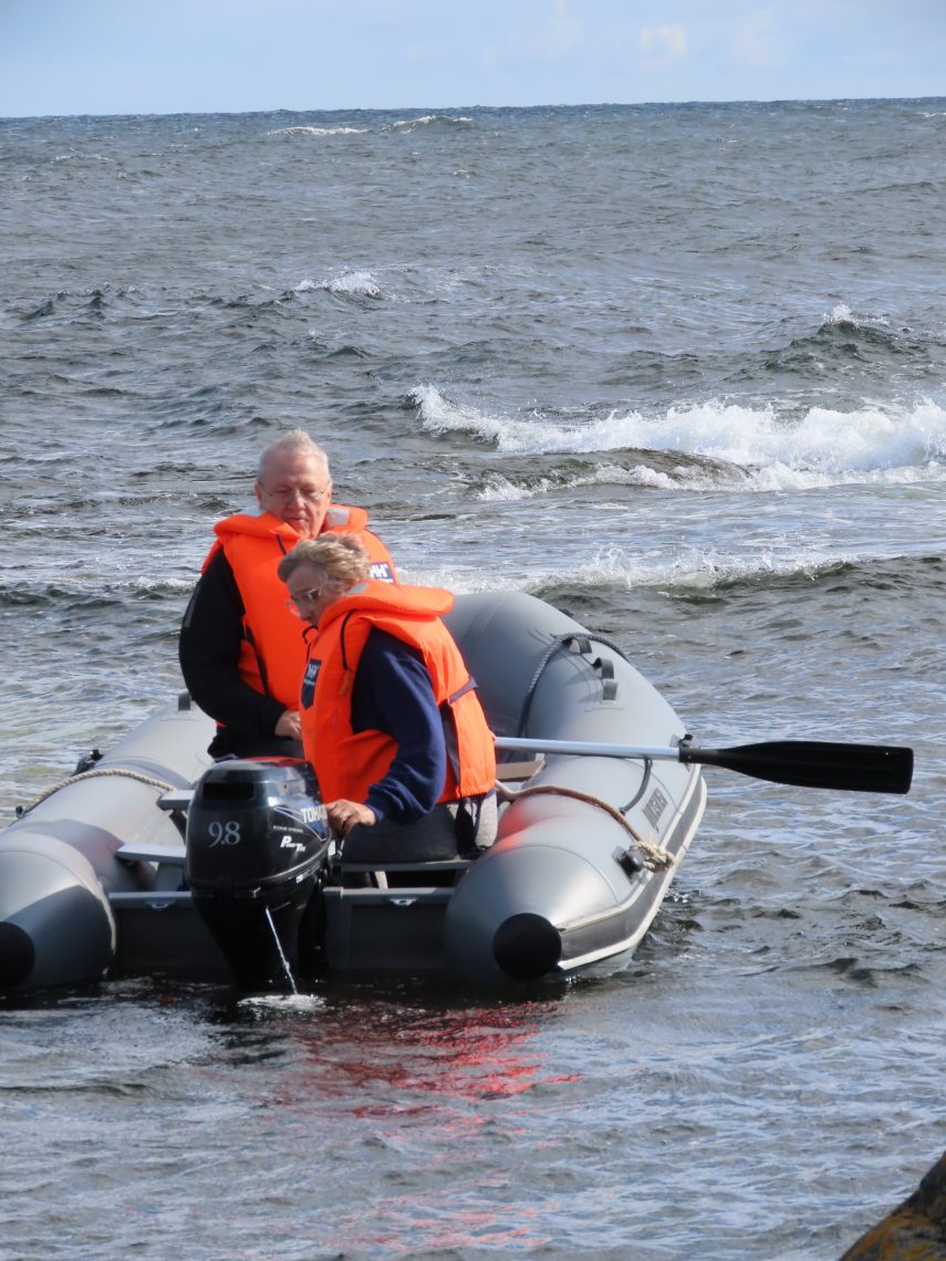 Nainen ajaa perämoottorilla mies kyydissään