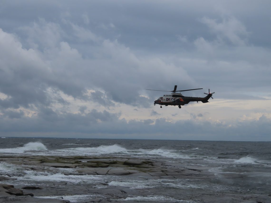 Super Puma-helikopteri lentää