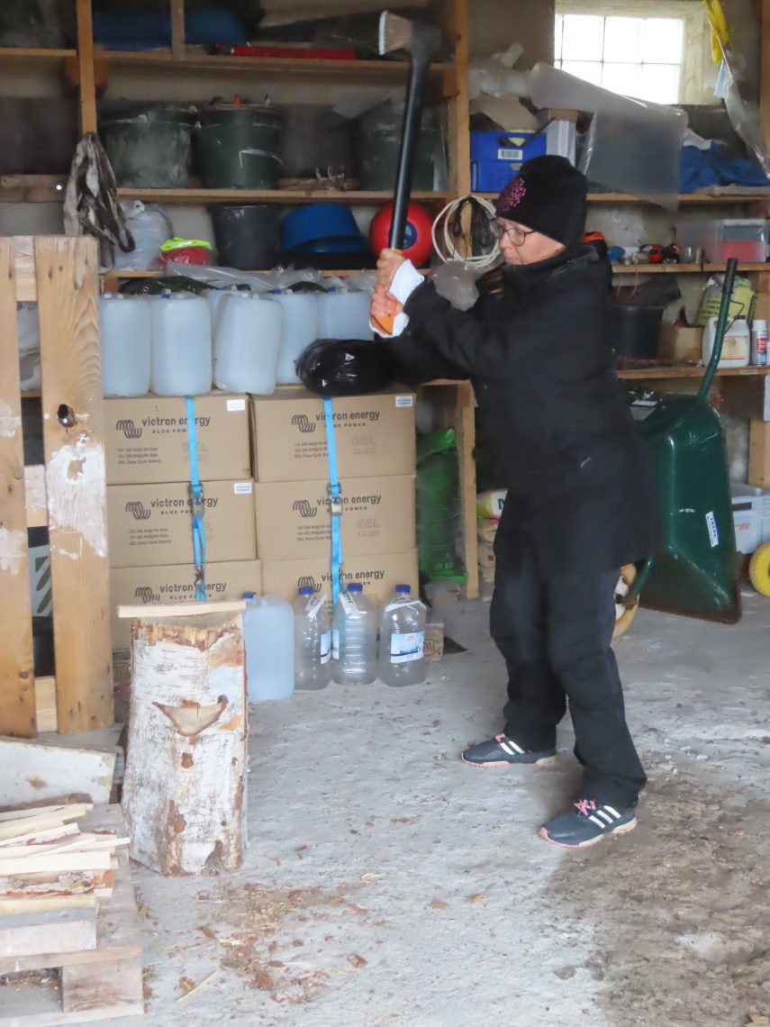 Nainen hakkaa sytykkeitä