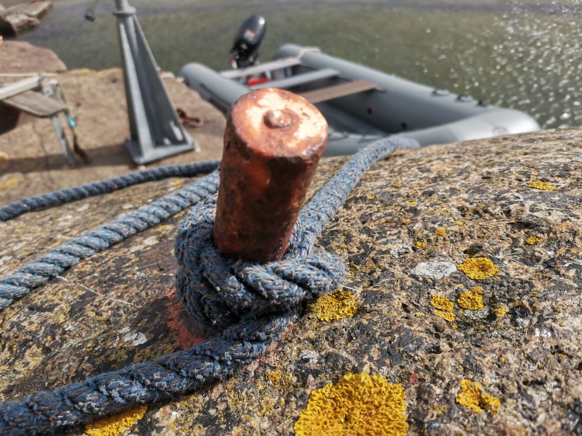 Vene on kiinnitetty tolppaan köydellä