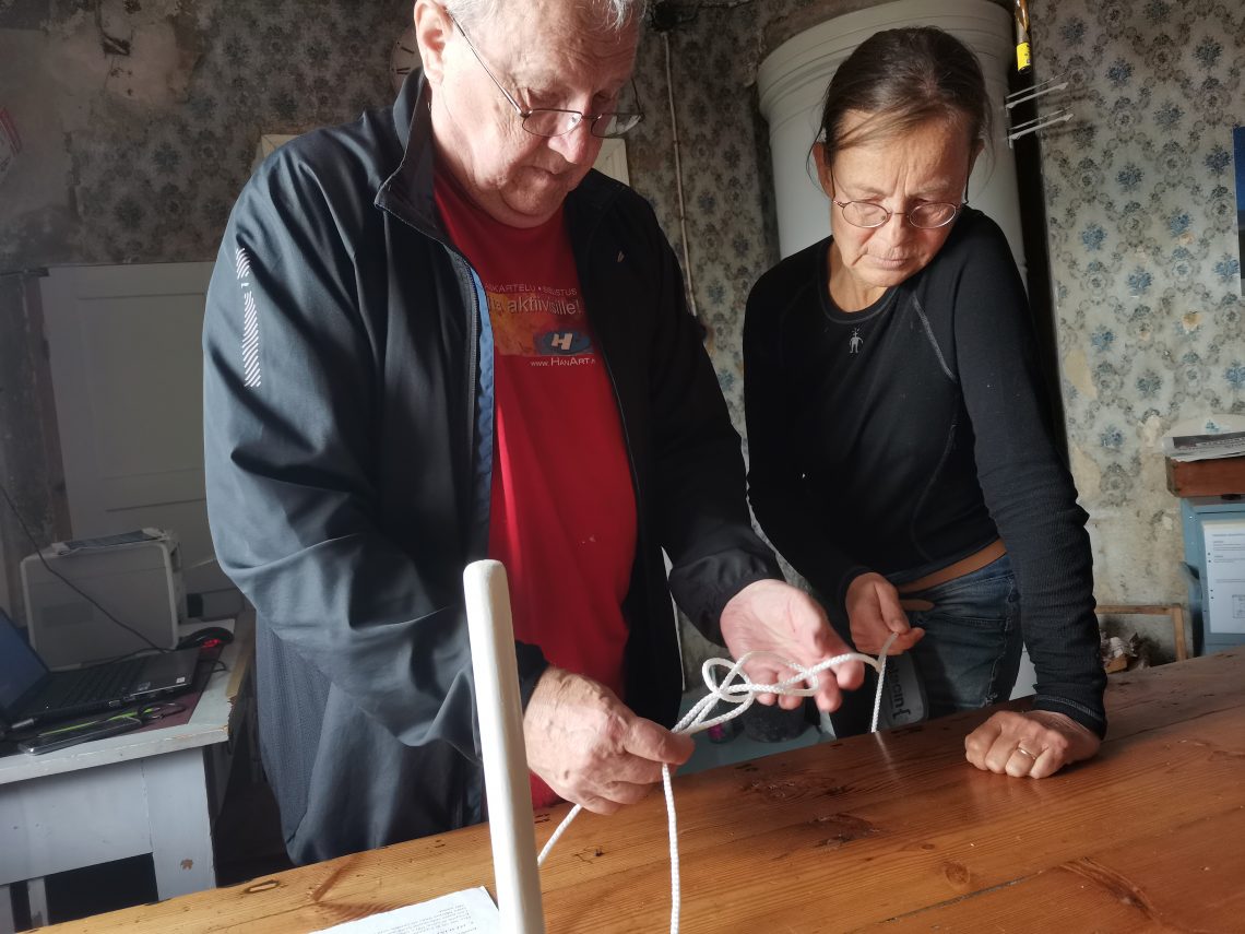 Mies opettaa naiselle solmua