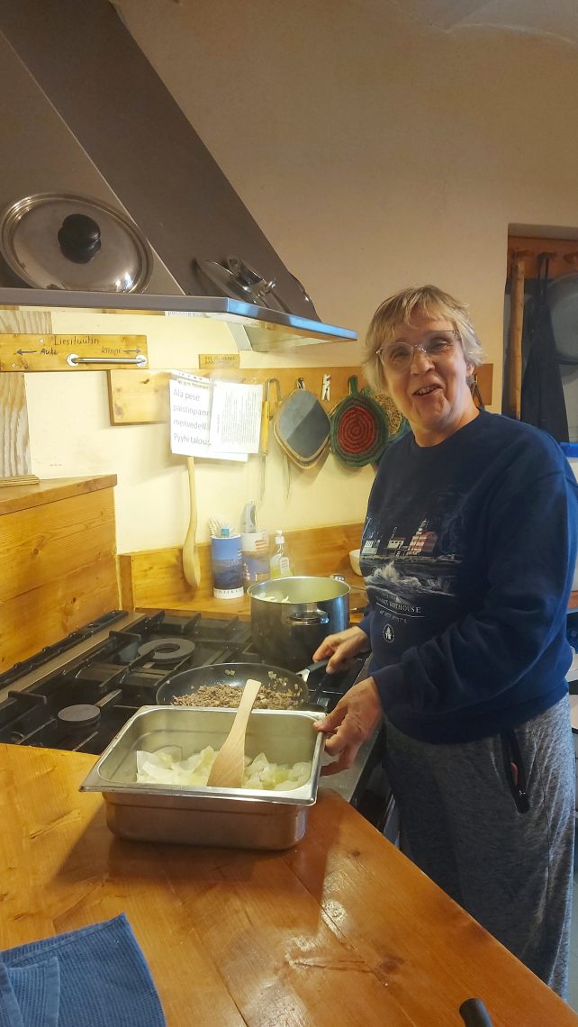 Nainen valmistaa kaalilaatikkoa