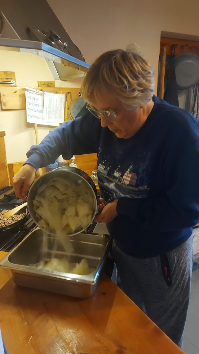 Nainen valmistaa kaalilaatikkoa