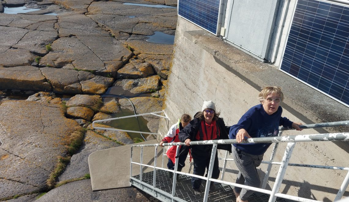 Kolme naista kiipeää ylös portaita