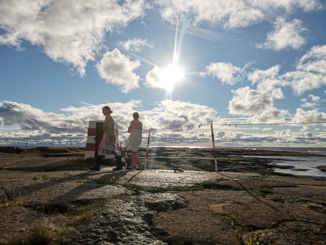 Naiset uimaretkellä