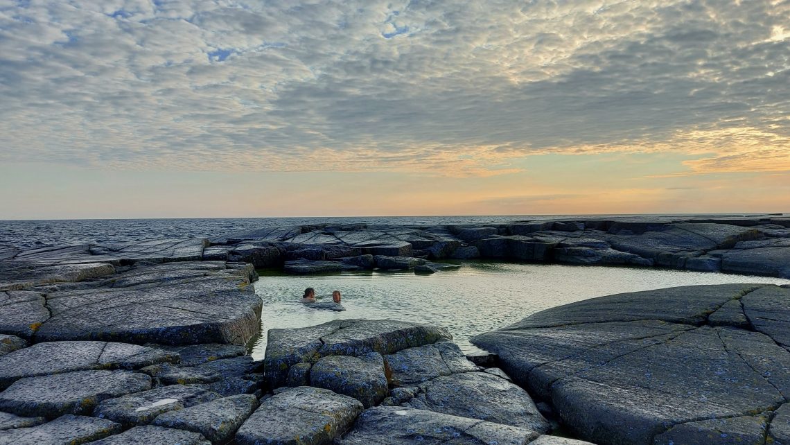 Kaksi naista uimassa