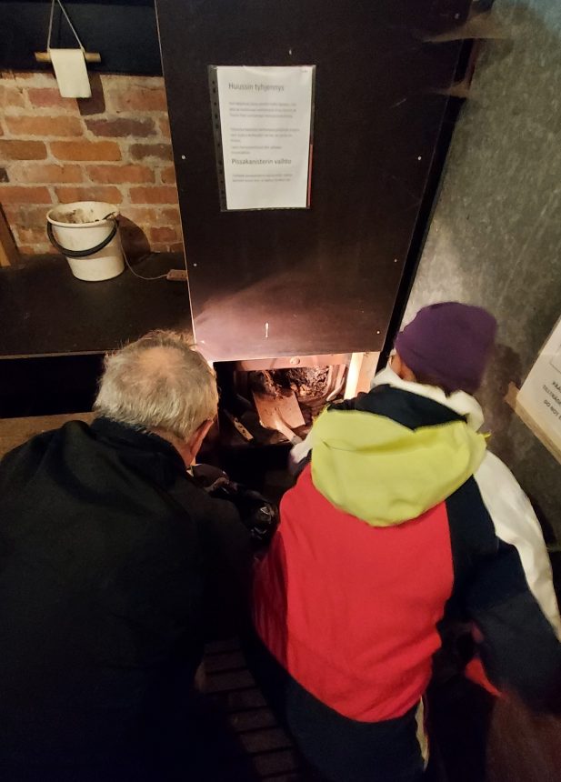 Mies ja nainen tyhjentävät kuivakäymälää