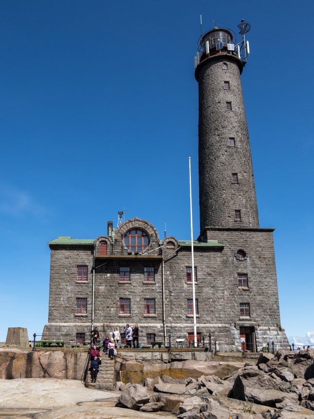 Retkeläiset majakan edessä