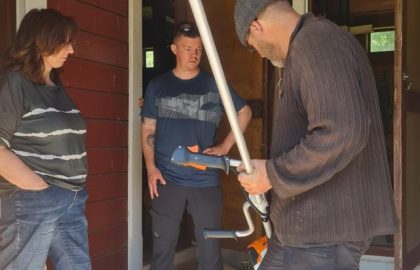 300625_Harri opettaa raivaussahan käyttöä